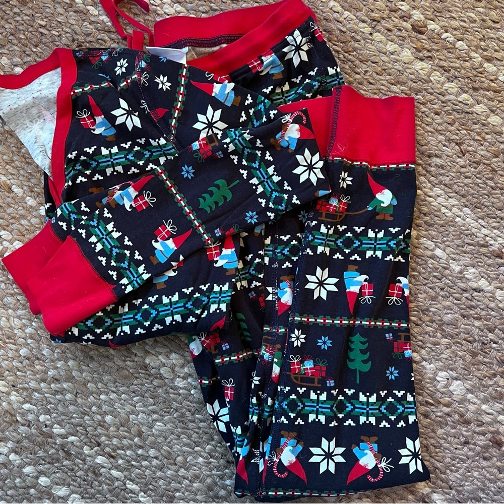 Womens Hanna Andersson gnome print Christmas pajamas. Size L.